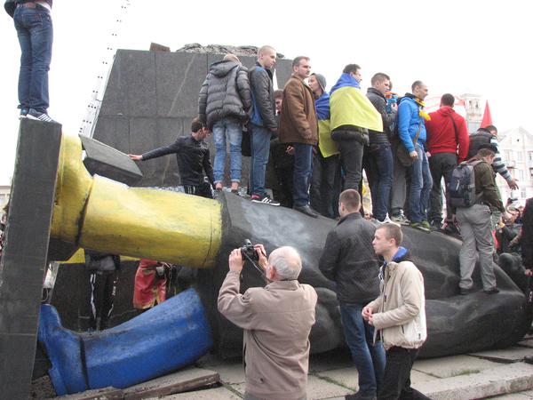 Transmiten en directo derribo de una estatua de Lenin en Ucrania (Video)