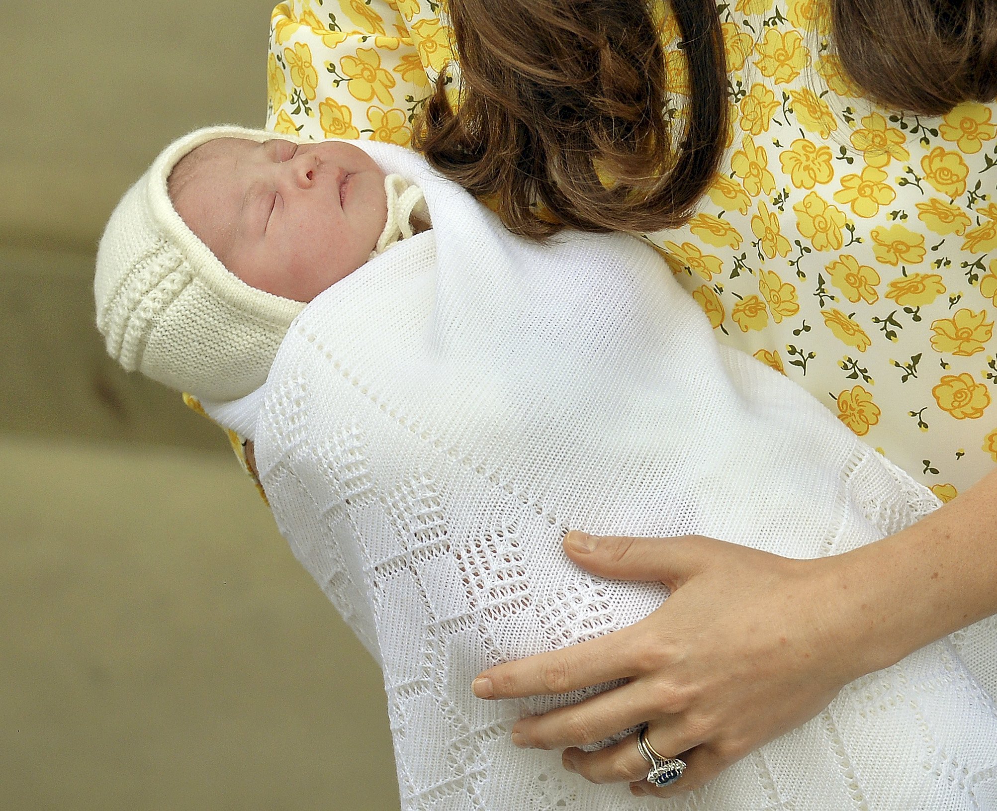 La nueva princesa británica fue presentada a la familia real