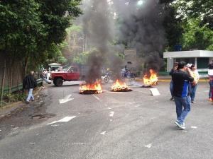 Cerro Verde bloqueado por quema de cauchos de vecinos del barrio El Paují (Fotos)