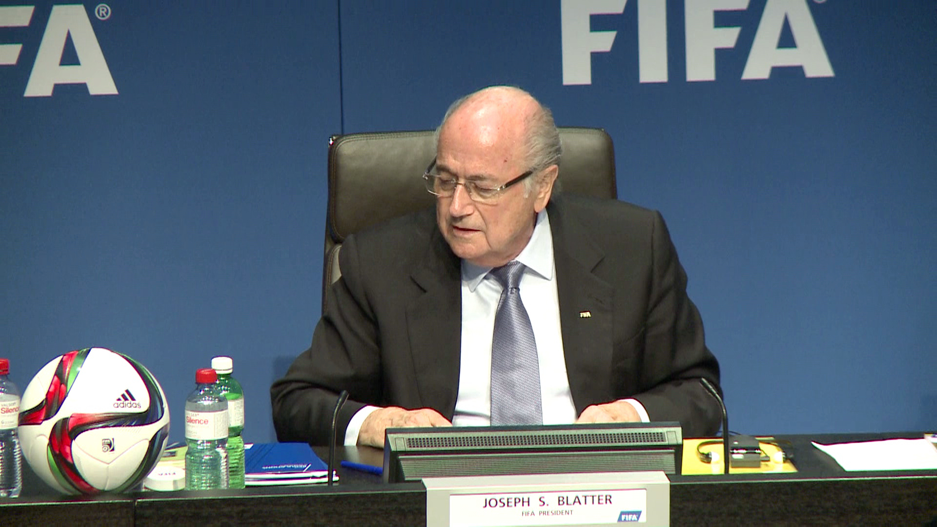 Blatter se salva del último escándalo de la Fifa (Video)