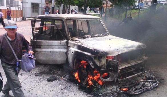 Encapuchados quemaron vehículo en la ULA de Mérida (Fotos)