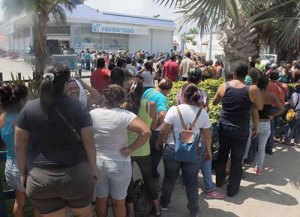 Consumidores visitan al menos cuatro comercios para comprar alimentos en Puerto Cabello