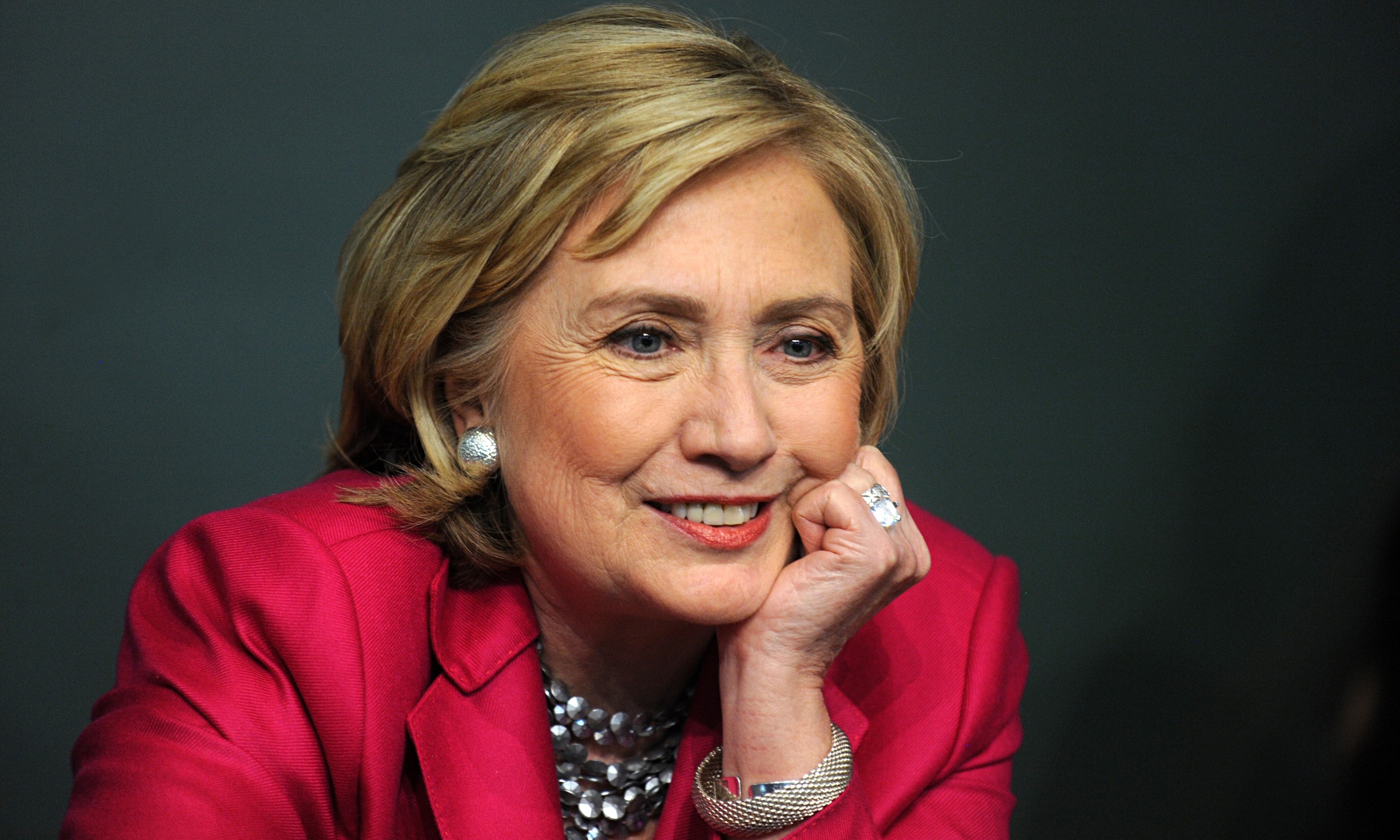 Clinton difunde mensajes en español para captar el voto latino en EEUU