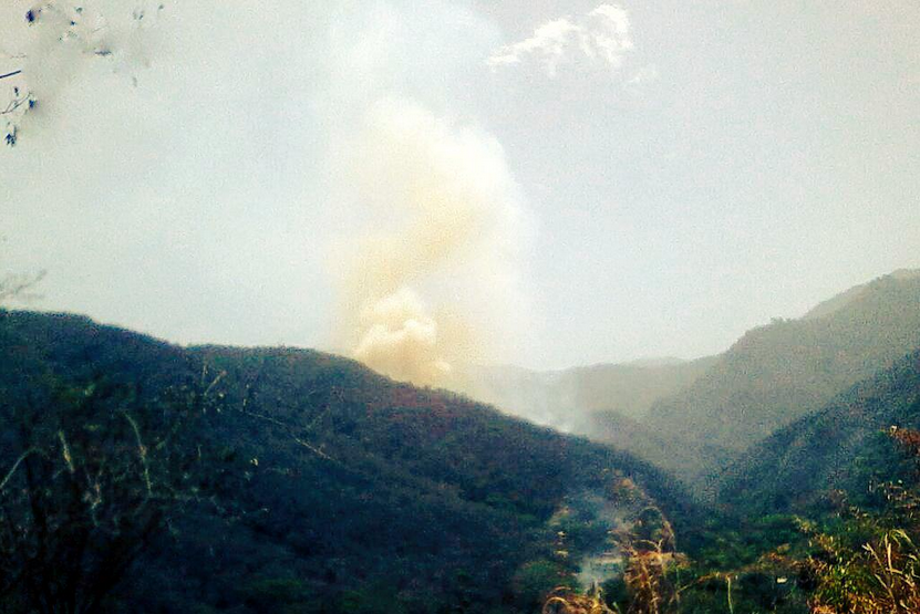 Bomberos y GNB intentan sofocar incendio en Galipán