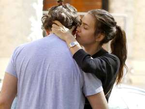 Mira cómo Irinia Shayk y Bradley Cooper se comen a besos (Incluye metida de mano)
