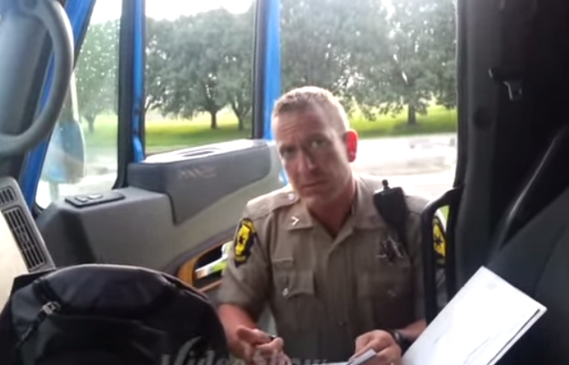 Policía recibe lección de ciudadano tras ser detenido en la autopista (Video)