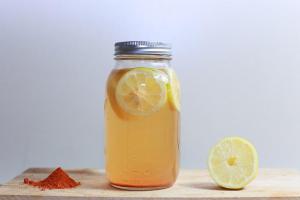 Agua de limón en las mañanas para perder peso y mejorar tu salud