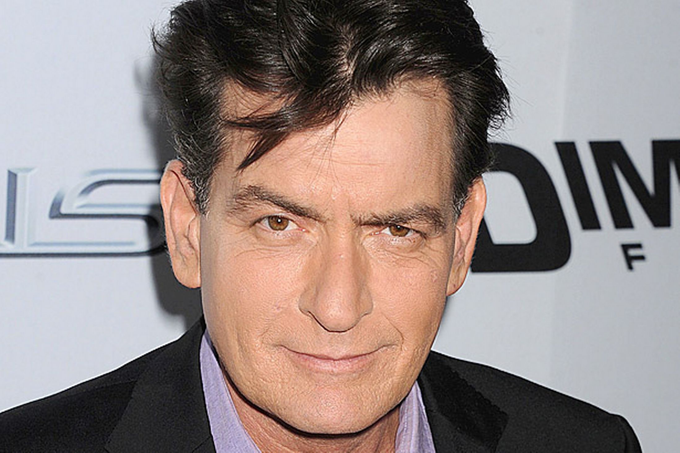 Charlie Sheen es expulsado a la fuerza de un bar luego de atacar a una mujer (VIDEO)