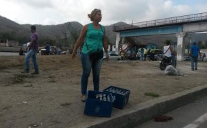 Así saquearon esta gandola cargada de cervezas en Puerto Cabello (Fotos)