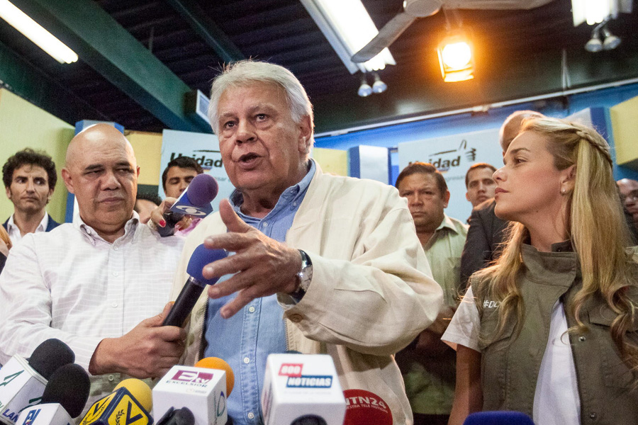 Visita de Felipe González aviva tensión entre Gobierno y oposición