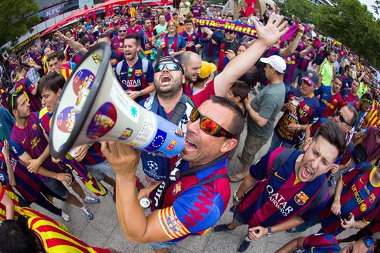 Fanáticos del Barça y Juve toman Berlín en un ambiente de hermandad (Fotos)