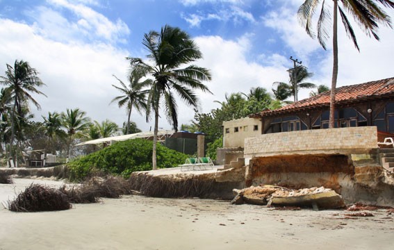 Comerciantes de Playa El Agua exigen al gobierno local reubicación