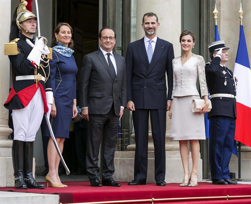 Hollande recibe a los Reyes de España en el Arco del Triunfo (Fotos)