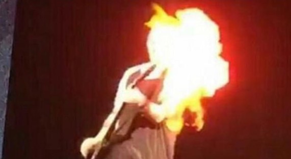 Y en pleno concierto, cantante se quemó la cara (Video)
