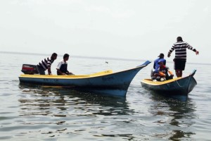 En Margarita se lanzaron al mar para saquear una lancha con sardinas (FOTO)