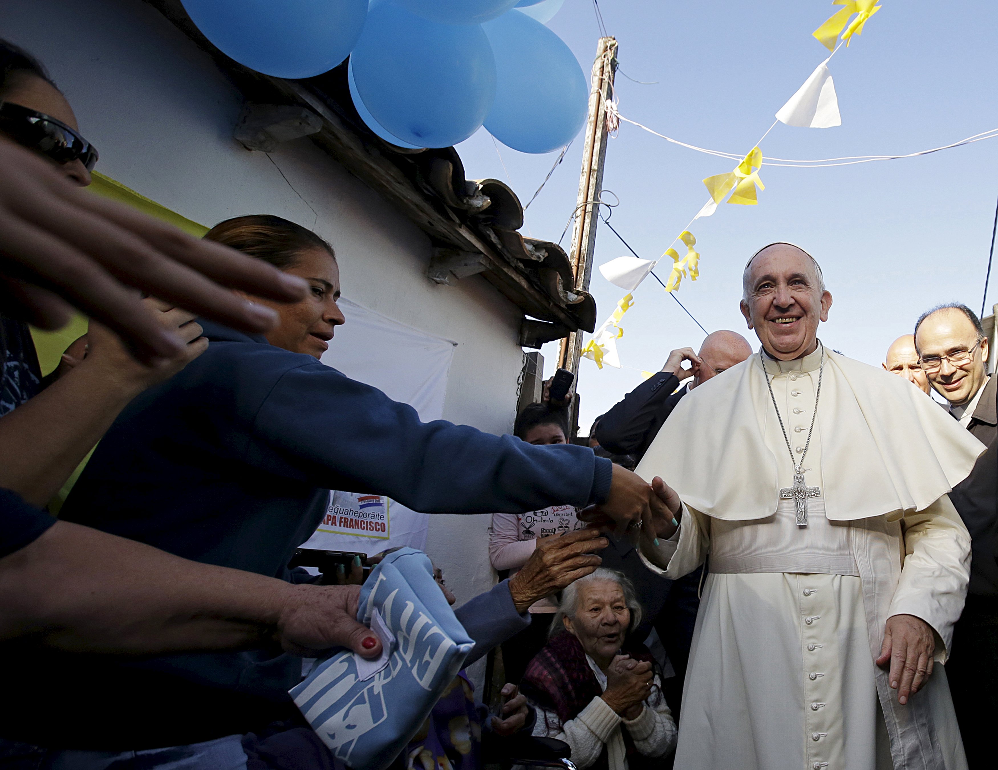 Francisco, el primer papa en visitar la zona pobre e inundable de Asunción