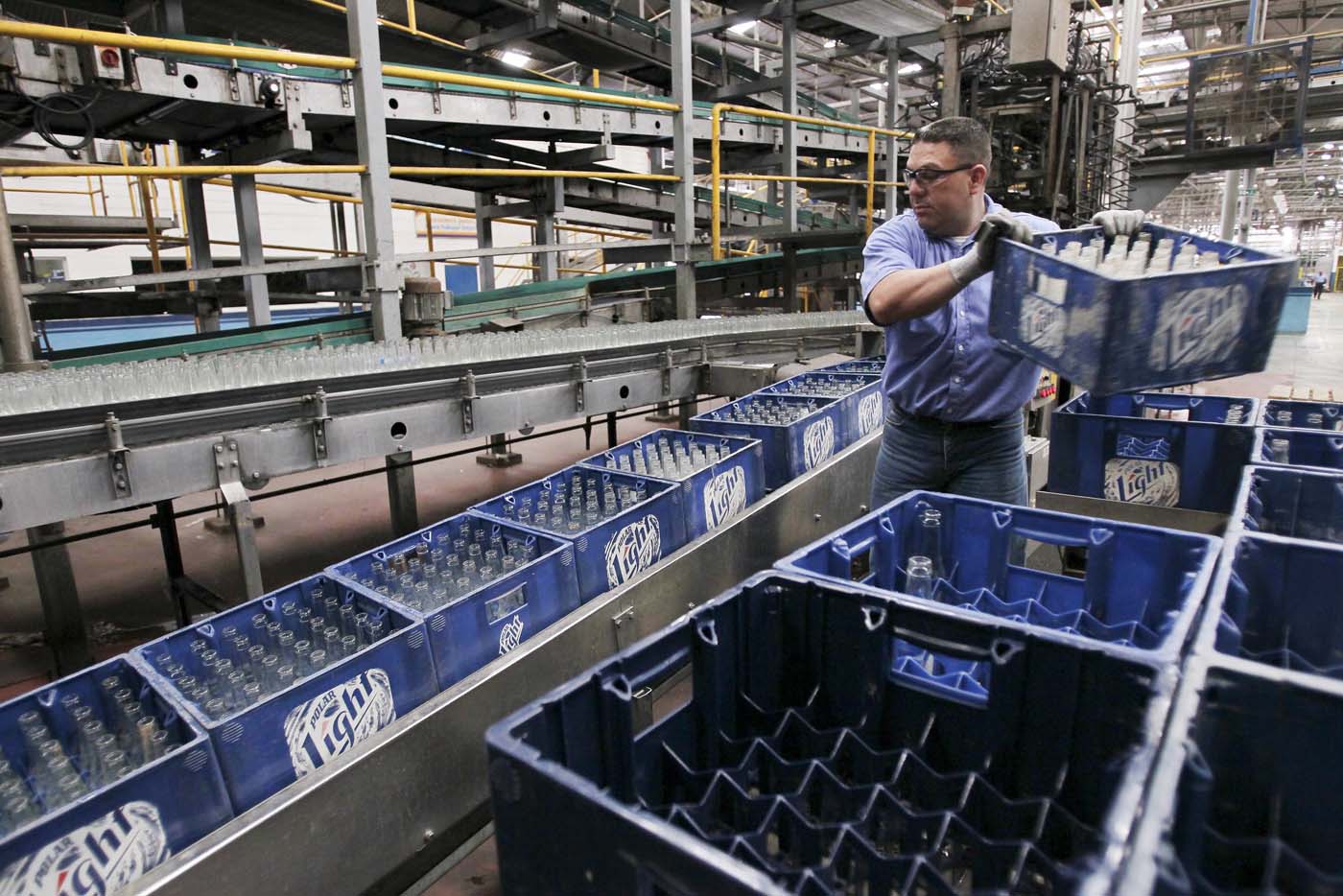 Polar reanuda producción de cerveza y regresa con nuevo precio