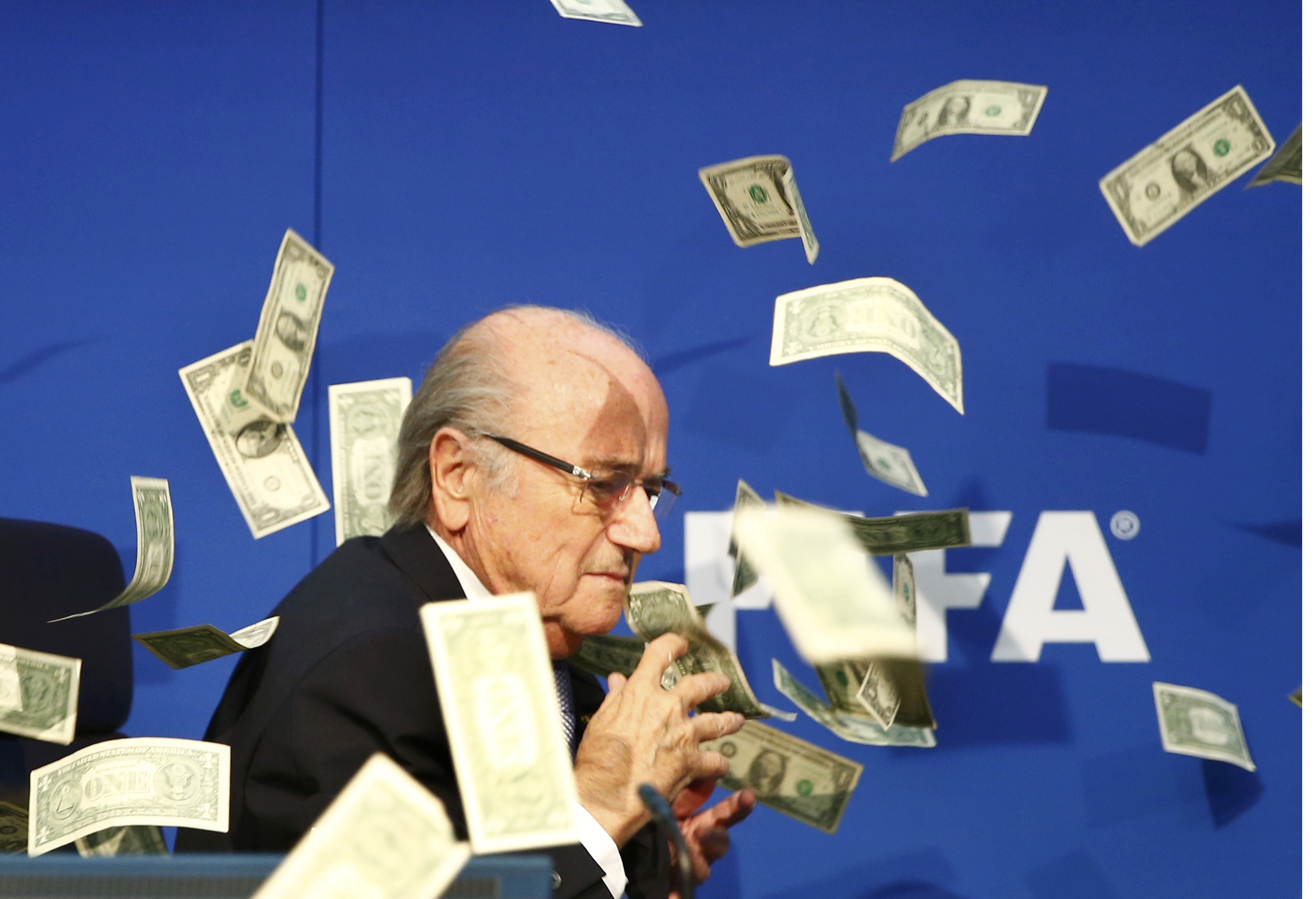 Intruso lanzó billetes de dólar a Blatter en su rueda de prensa (Fotos)
