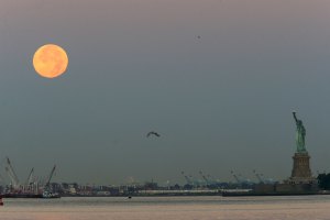 La luna azul apareció en el cielo (Fotos)