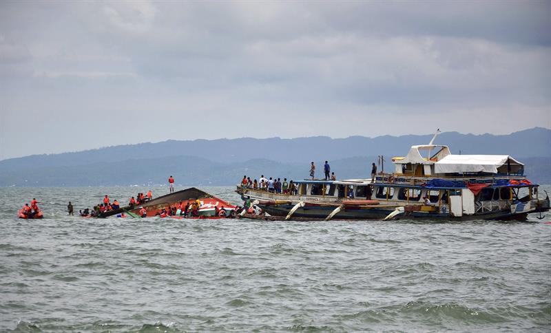 Al menos 36 muertos, 21 desaparecidos y 118 rescatados en un naufragio en Filipinas