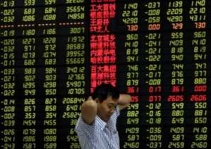 Se desploman los mercados de valores de China: Más de 500 empresas chinas suspenden operaciones
