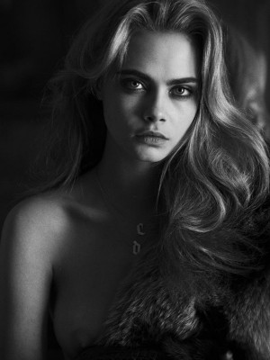 Cara Delevingne en ropa interior… y  de Superman (FOTO+UUFF)