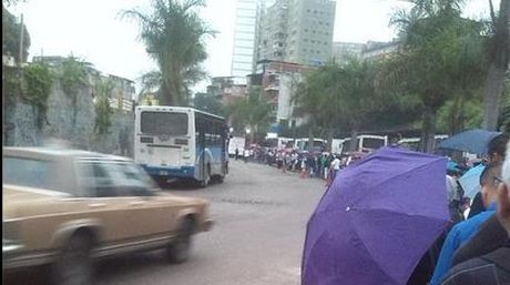 Reportan caos por pocas unidades de transporte desde Los Teques a Caracas  (Fotos)