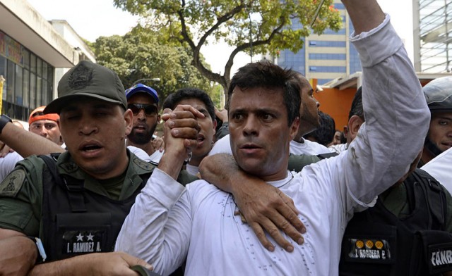 Leopoldo López espera decisión de la jueza, en una celda completamente aislado