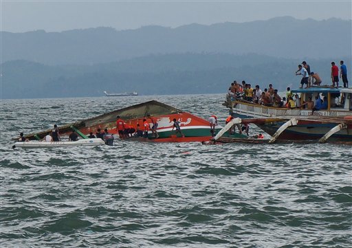 Al menos 8 muertos y 15 desaparecidos al naufragar un barco en Nepal