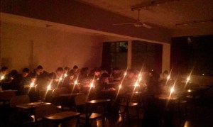 En Perú los estudiantes universitarios presentaron sus exámenes a oscuras