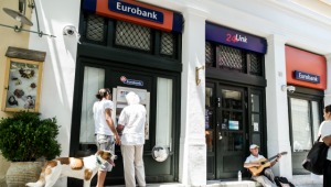 Bancos griegos mantendrán el corralito hasta el próximo lunes