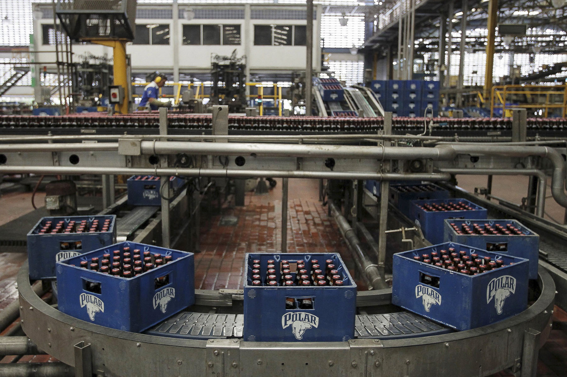 Cervecería Polar paraliza su producción por falta de materia prima