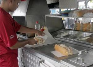“De corre corre” andan vendedores de comida rápida por escasez de pan