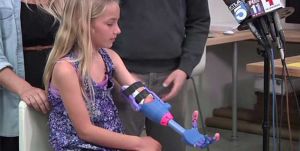 Impresión en 3D permite a niña tener prótesis de mano (Video)