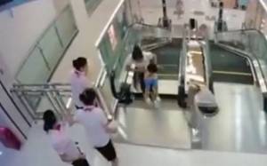 Macabra protesta en China por mujer que murió en una escalera mecánica (Video)
