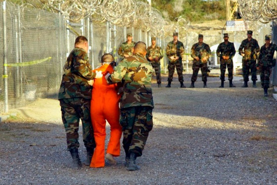 Evalúan traslado de presos de Guantánamo a prisiones en EEUU