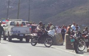 Enfrentamiento en la autopista Caracas- La Guaira dejó cuatro muertos y un herido (tuits + videos)