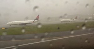 En Video: Graban un rayo al caer en un avión detenido en un aeropuerto