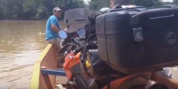 Vea como este turista venezolano pudo regresar con su moto desde Colombia (video)
