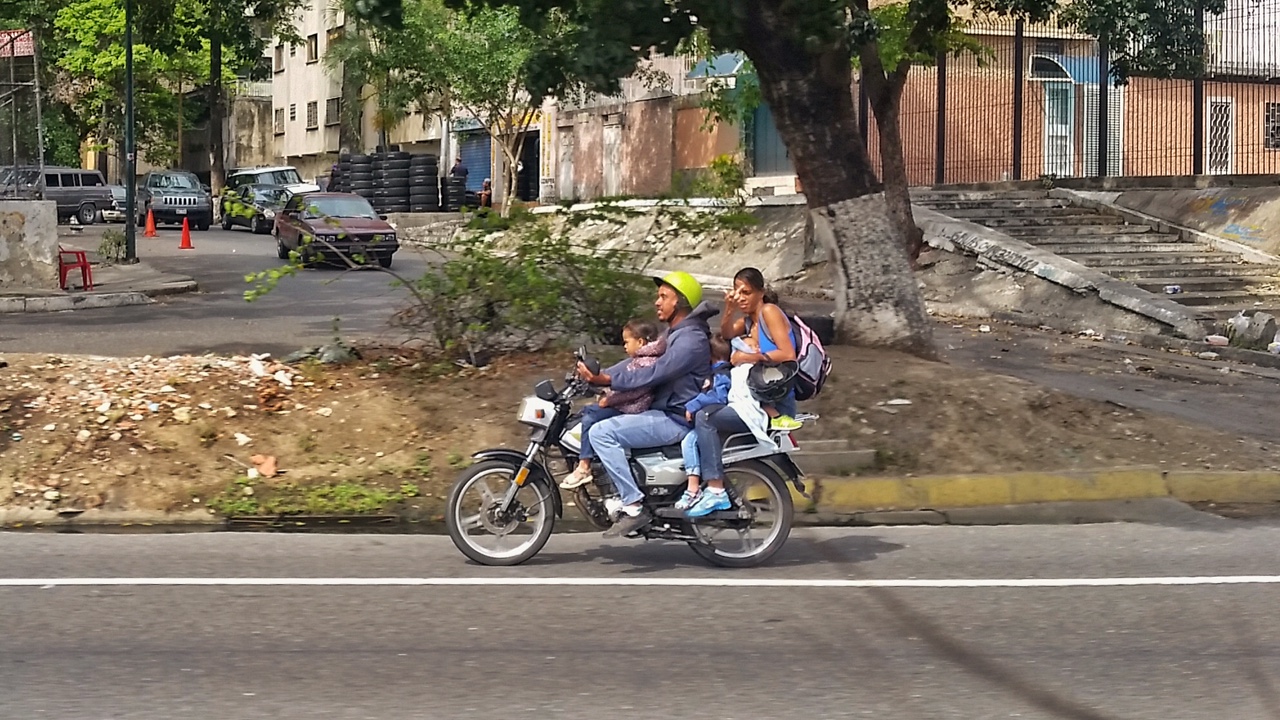 Ni tres, ni cuatro ¡Pillamos a cinco personas en una moto en plena autopista! (FOTOS)