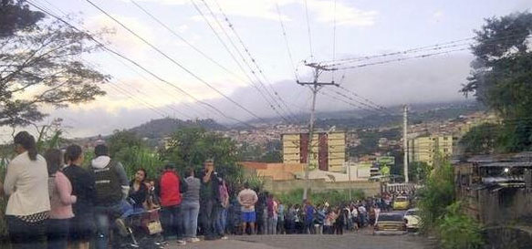 Las indignantes colas en Venezuela este #28Ag (FOTOS)