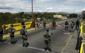 Camiones no cruzarán la frontera hasta que se realice reunión Santos-Maduro
