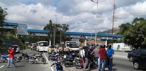 Motorizados limitaron tránsito en la Francisco Fajardo en Antímano por protesta
