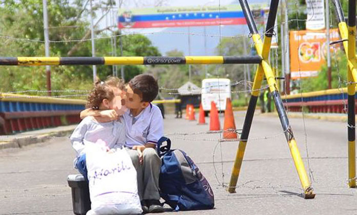 “Un beso a la injusticia”, la inocente foto que revela el drama del conflicto fronterizo