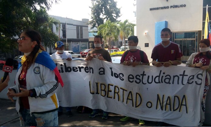 Estudiantes protestan frente al Ministerio Público en Barquisimeto (Fotos)