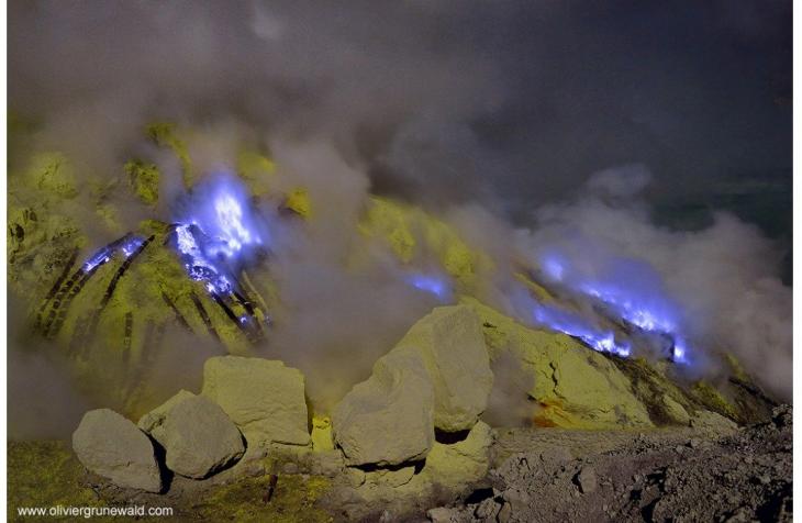 Increíbles imágenes del volcán que expulsa lava azul