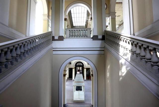 El Museo Nacional de Bosnia-Herzegovina, que cerró sus puertas hace tres años debido a problemas de financiación, reabre sus puertas en Sarajevo (Bosnia-Herzegovina) hoy, 15 de septiembre de 2015. EFE/Fehim Demir
