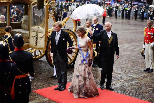 El rey Guillermo-Alejandro y la reina Máxima de Holanda a su llegada en un carruaje dorado durante la celebración del Día del Príncipe en La Haya (Holanda) hoy, 15 de septiembre de 2015. El Día del Príncipe marca la apertura del nuevo año Parlamentario en Holanda. EFE/Remko De Waal