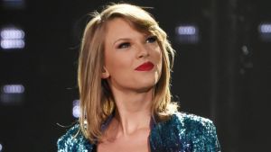 A Taylor Swift le lamieron la boca… Y se dejó (Video)