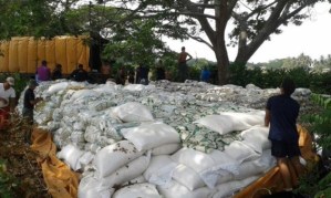 Encuentran 22 toneladas de arroz ocultas en trocha de la frontera en Zulia